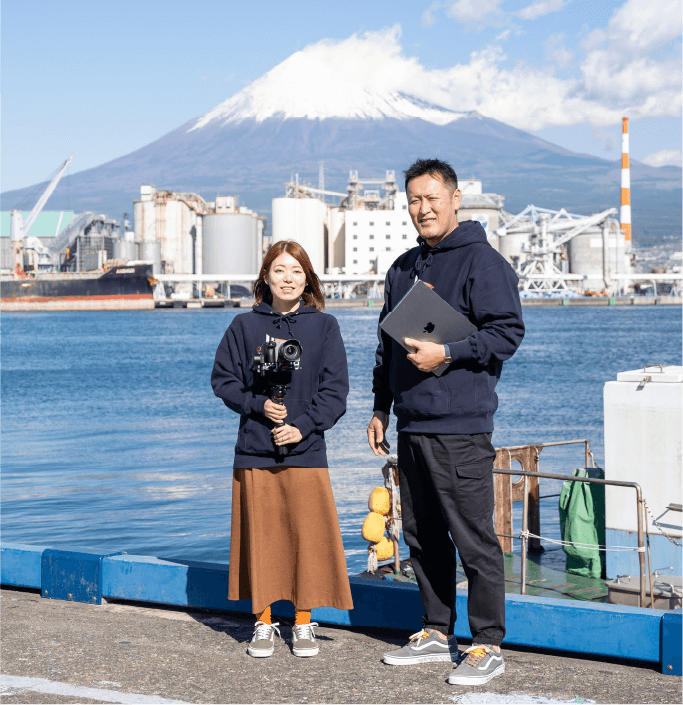 夫婦と海の向こうに富士山