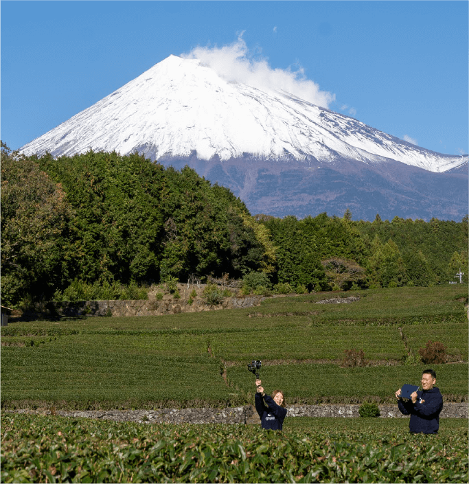 緑の中に夫婦と後ろに富士山